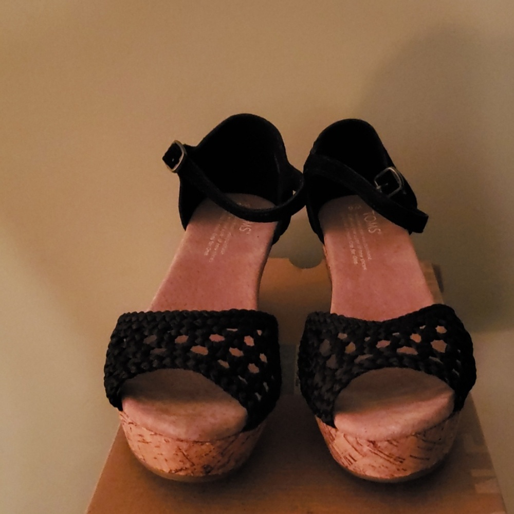 Toms platform wedge in black size 6